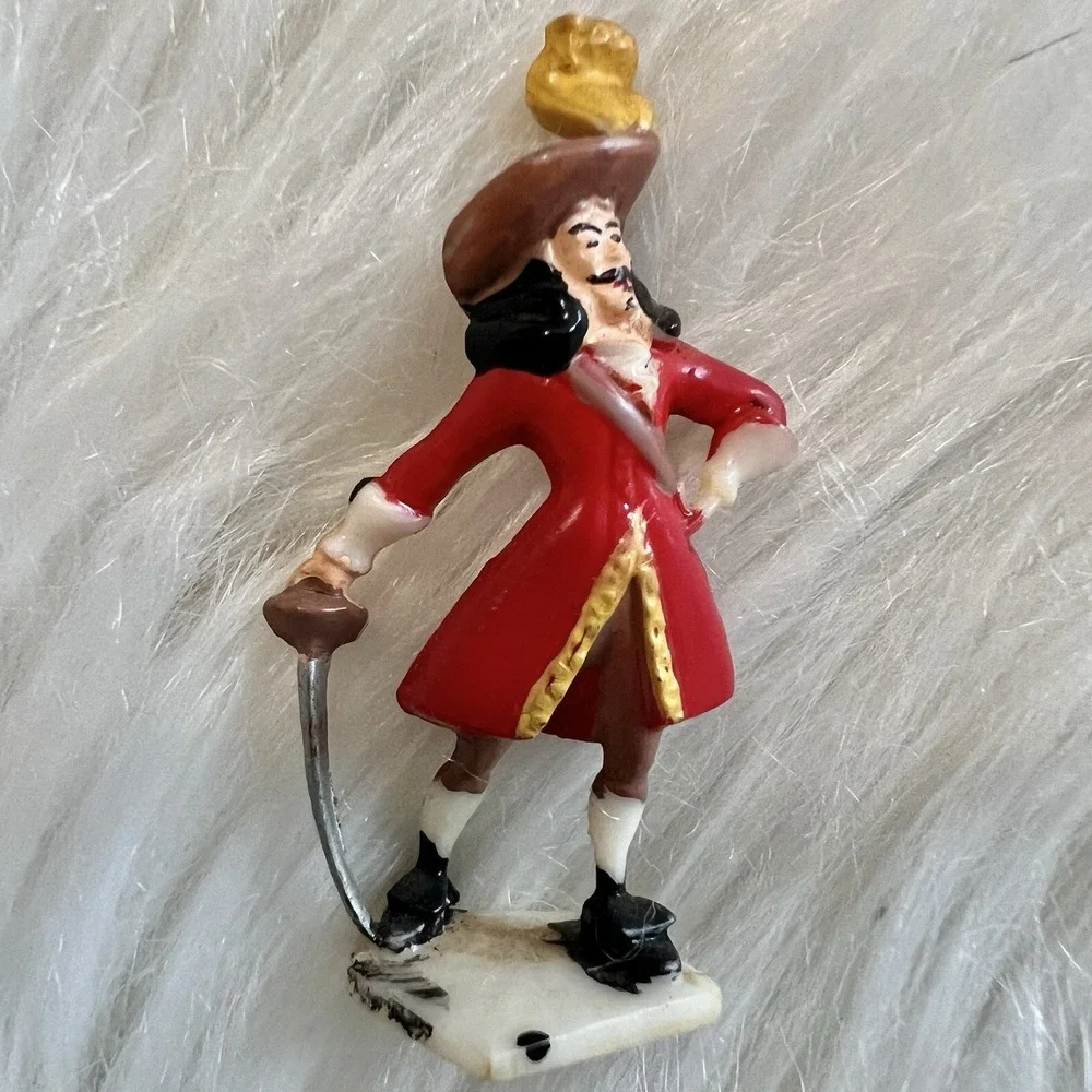 Small Hong Kong Disney‎ Figurines 1